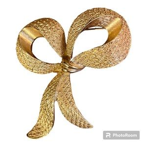 MONET - vintage gold tone textured large bow brooch - 2.5” - excellent condition